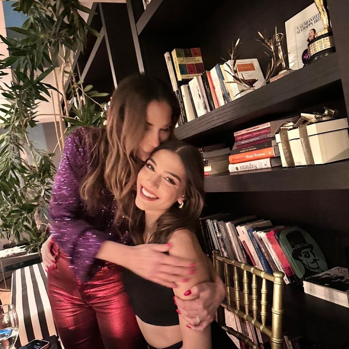 Η Βανδή και η κόρη της φιλιούνται