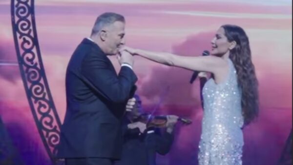 Η Δέσποινα Βανδή και ο Αντώνης Ρέμος τραγουδούν στη σκηνή