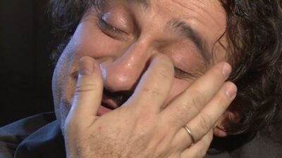 Ο Βασίλης Χαραλαμπόπουλος την ώρα που σκουπίζει τα δάκρυά του