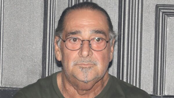 Ο Βασίλης Καρράς σε μαγαζί πριν τον θάνατό του