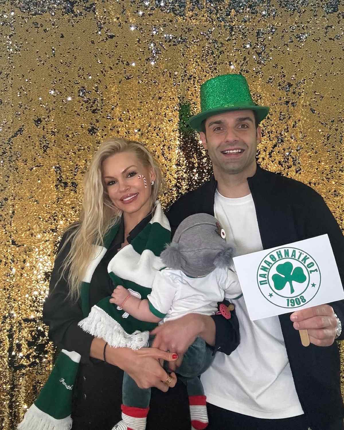 Η Βίκυ Καρουβά με τον Γιώργο Τζαβέλλα και την κόρη τους στο Instagram.