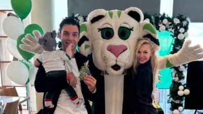 Η Βίκυ Καρουβά με τον Γιώργο Τζαβέλλα και την κόρη τους στο Instagram.