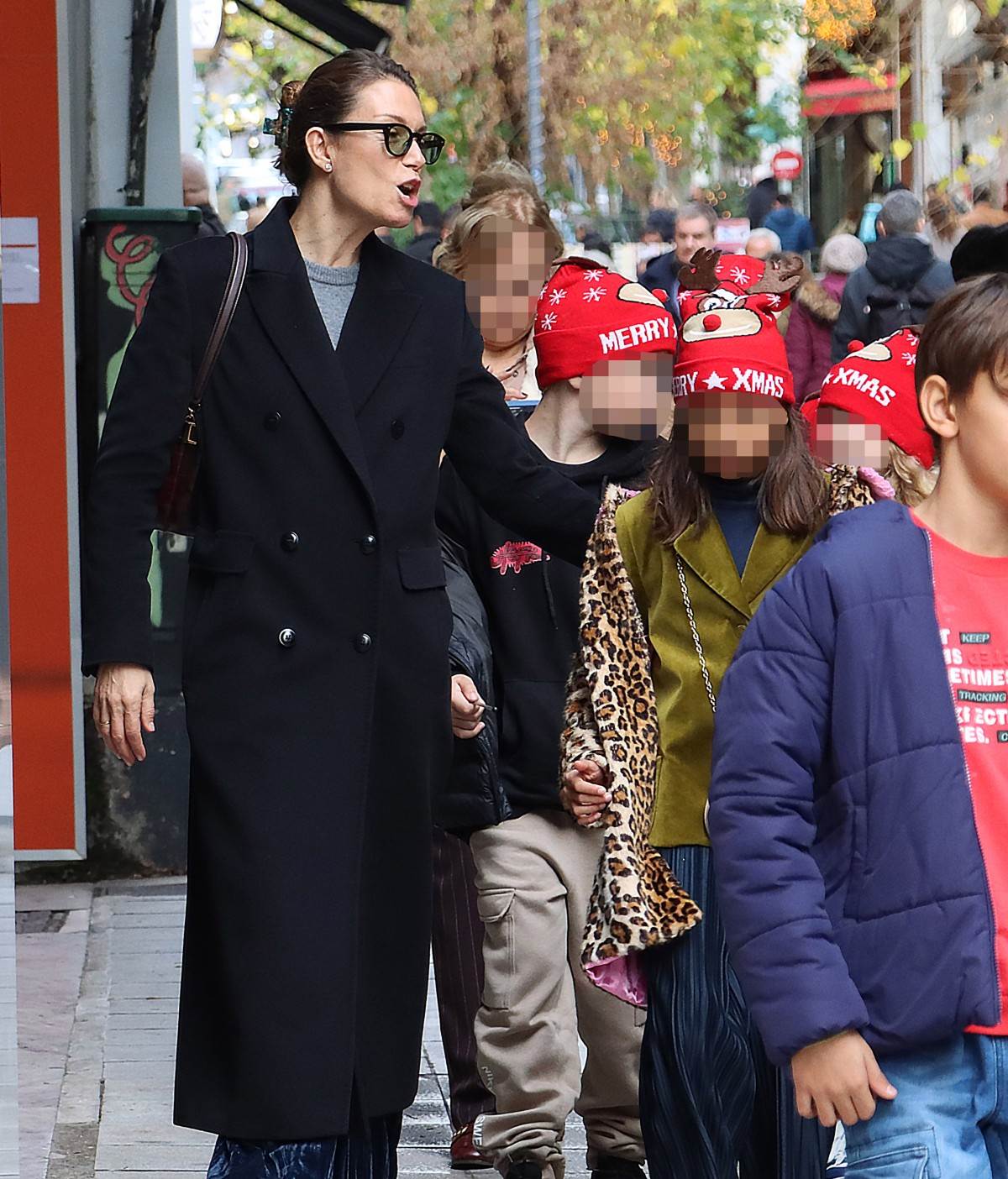 Η Βίκυ Καγιά βόλτα με τα παιδιά της