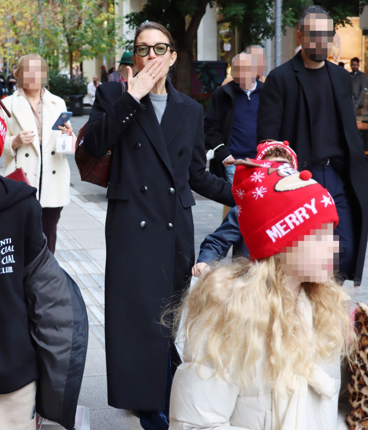 Η Βίκυ Καγιά βόλτα με τα παιδιά της