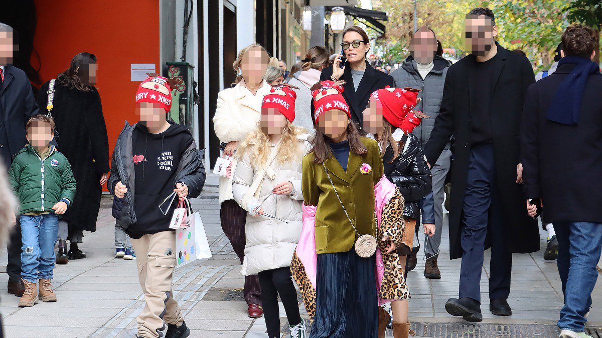 Η Βίκυ Καγιά βόλτα με τα παιδιά της