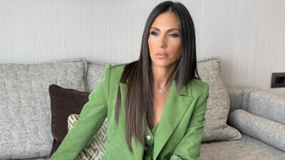 Η Ανθή Βούλγαρη στον καναπέ