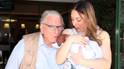 Ο Κώστας Βουτσάς με την Αλίκη Κατσαβού και τον νεογέννητο τότε γιο τους