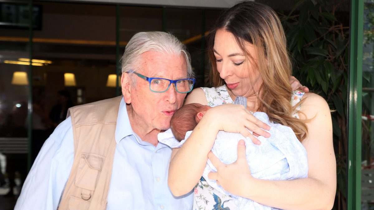 Ο Κώστας Βουτσάς με την Αλίκη Κατσαβού και τον νεογέννητο τότε γιο τους