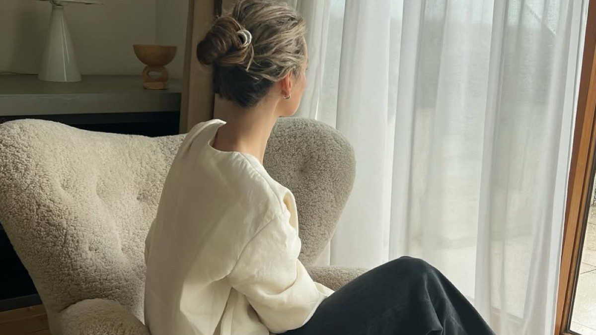 Χειμανιάτικο look από γυναίκα μπροστά σε παράθυρο