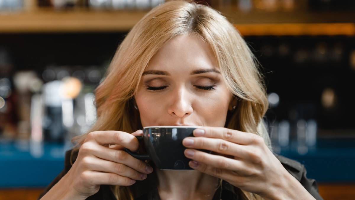 Χάσε κιλά με τσάι από τσίλι που πίνει γυναίκα το πρωί