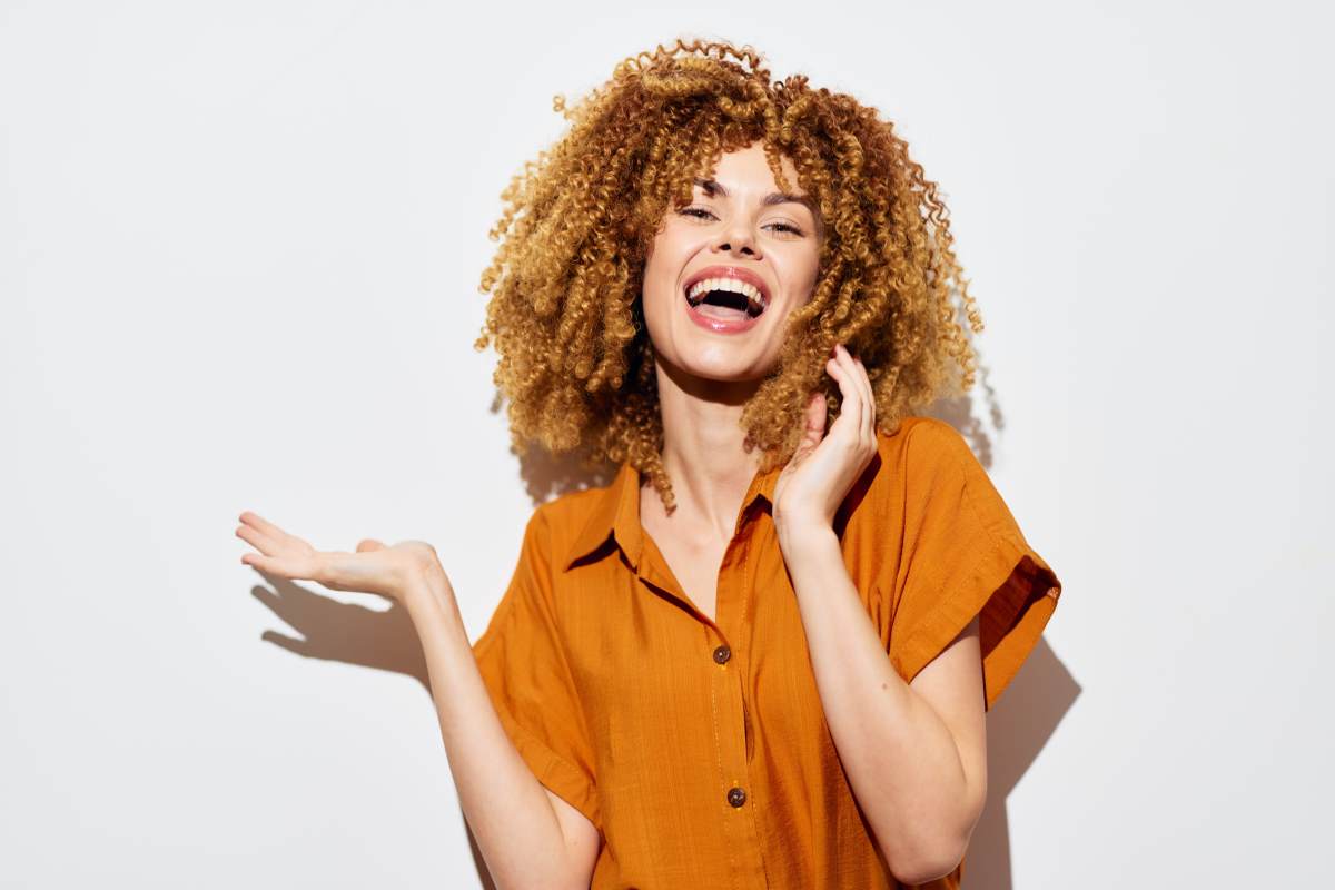 λευκά δόντια σε γυναίκα που γελάει