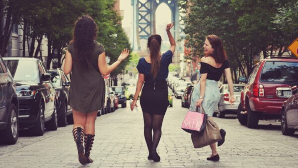 Φετινές τάσεις που φοράνε οι Νεοϋορκέζες στους δρόμους