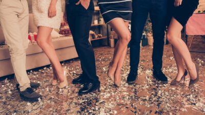 Γυναίκες με καινούργια παπούτσια σε πάρτυ