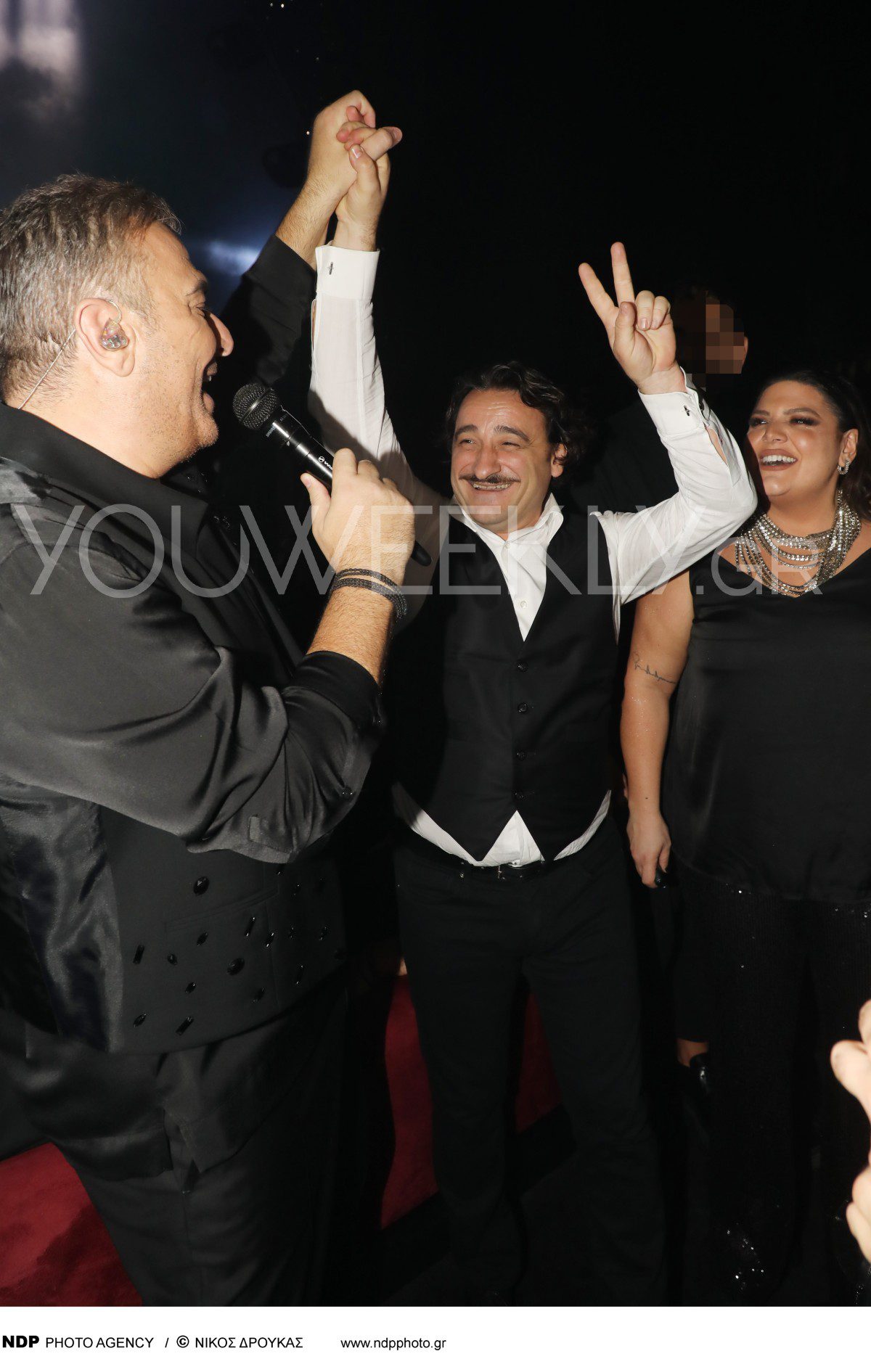 Ο Βασίλης Χαραλαμπόπουλος χορεύει μπροστά στον Αντώνη Ρέμο στα μπουζούκια