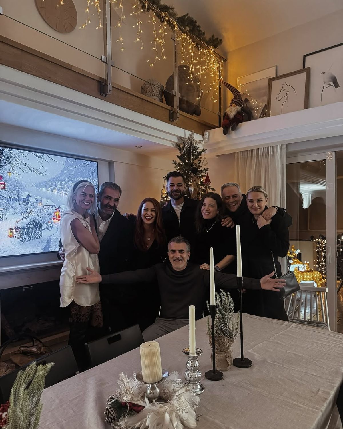 Η Σίσσυ Χρηστίδου και οι φίλοι της στο χριστουγεννιάτικο τραπέζι σπίτι της