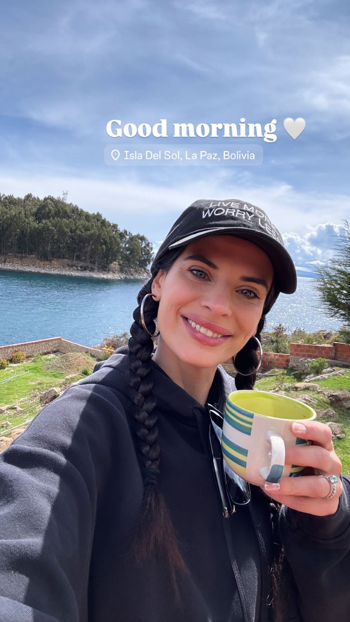 H χριστίνα μπόμπα χαμογελαει με φοντο λιμνη