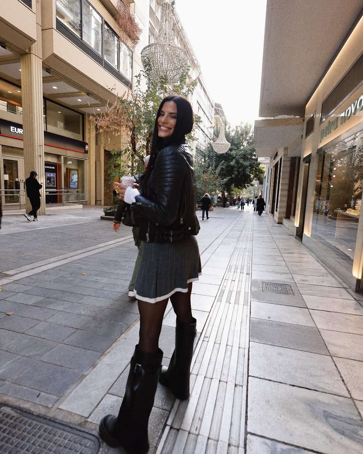 Η Χριστίνα Μπόμπα με μαύρες μπότες