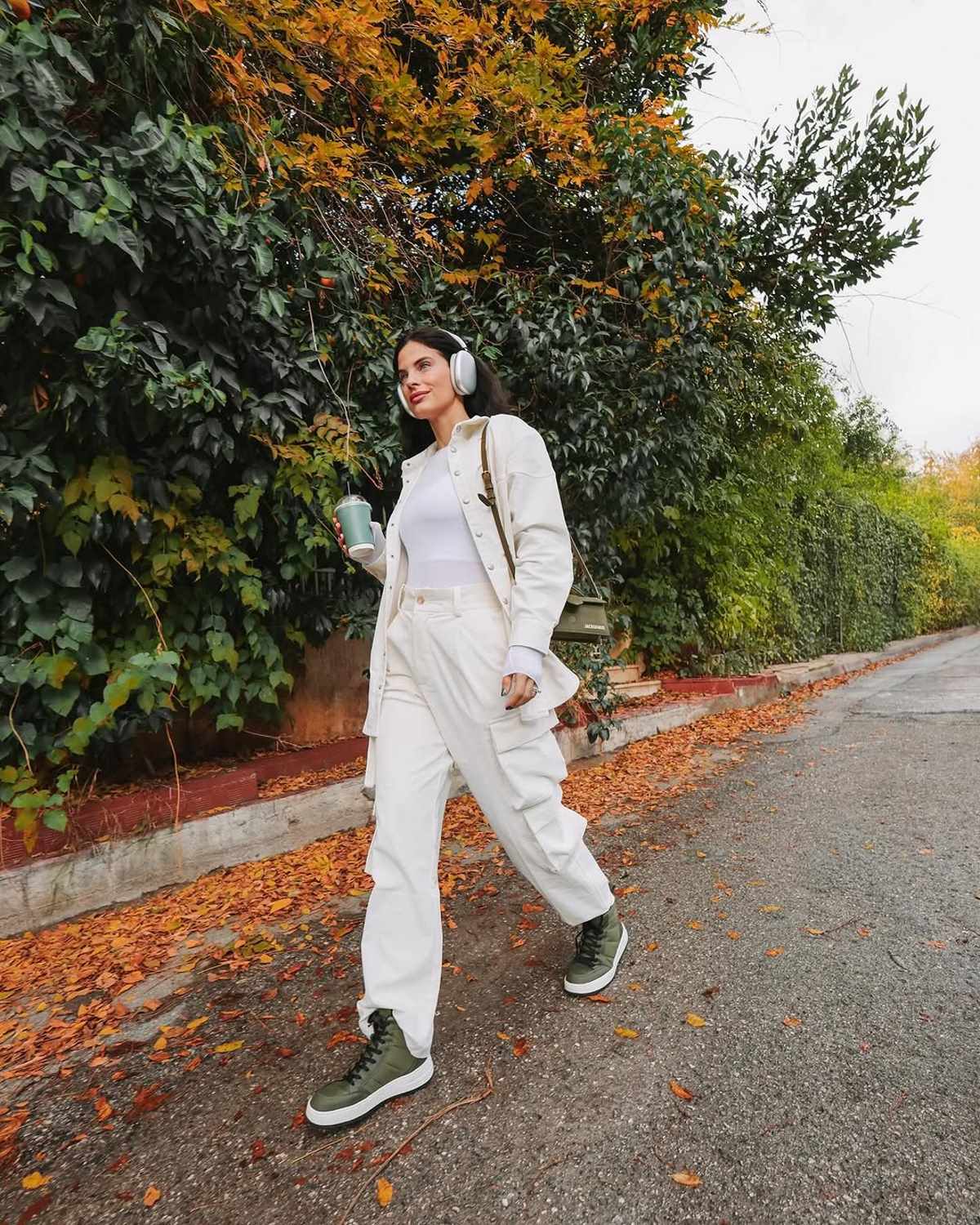 Το μοντέρνο παντελόνι της Χριστίνας Μπόμπα είναι λευκό cargo