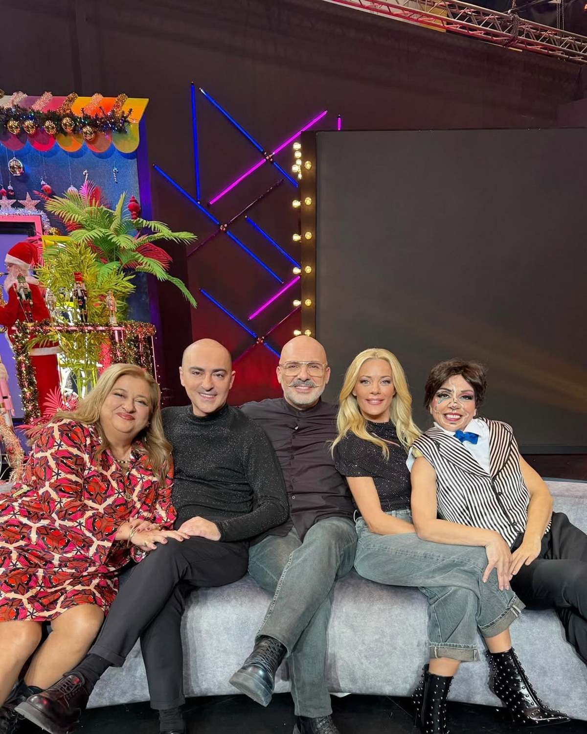 Τζιν παντελόνι με μαύρο τοπ φόρεσε η Ζέτα Μακρυπούλια