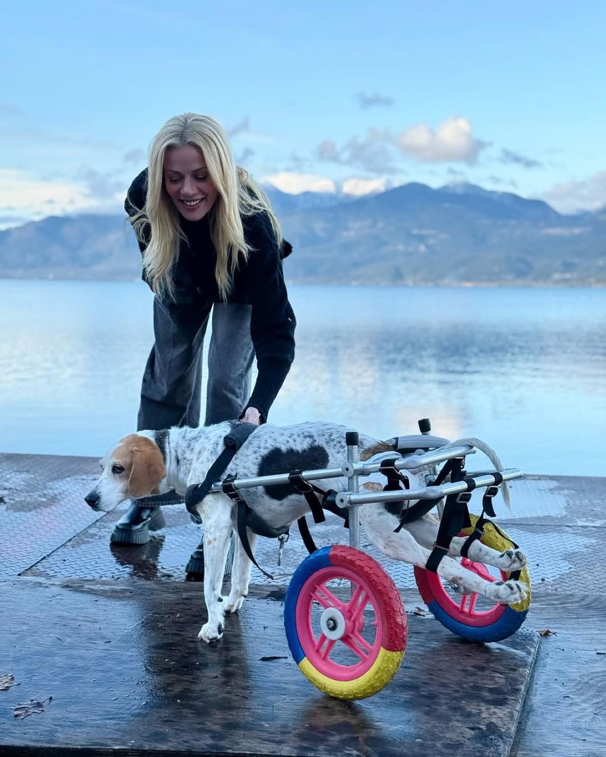 Βόλτα της Ζέτας Μακρυπούλια στη λίμνη Τριχωνίδα