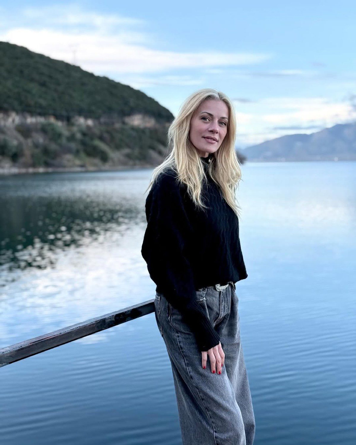 Βόλτα της Ζέτας Μακρυπούλια στη λίμνη Τριχωνίδα