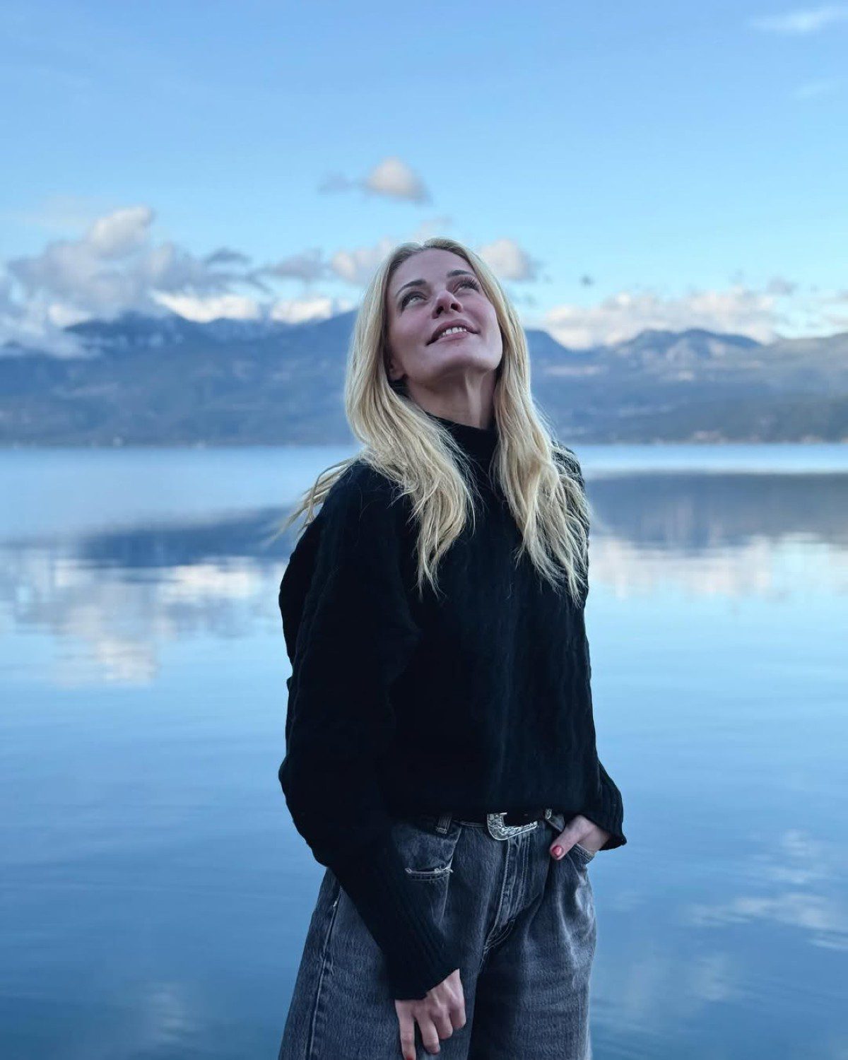 Βόλτα της Ζέτας Μακρυπούλια στη λίμνη Τριχωνίδα