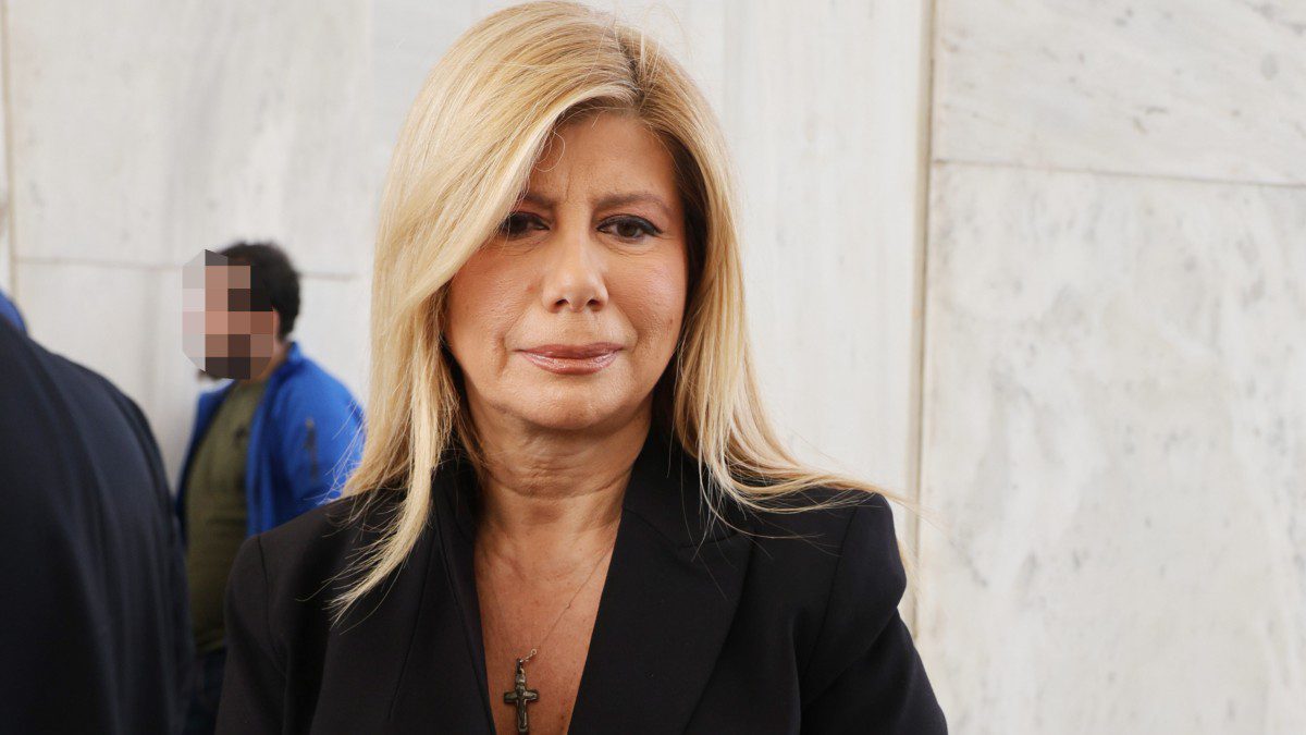 Η Ζήνα Κουτσελίνη σε μεσημεριανή έξοδό της