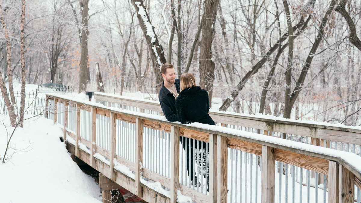 Ένα ζευγάρι σε μια στολισμένη γέφυρα