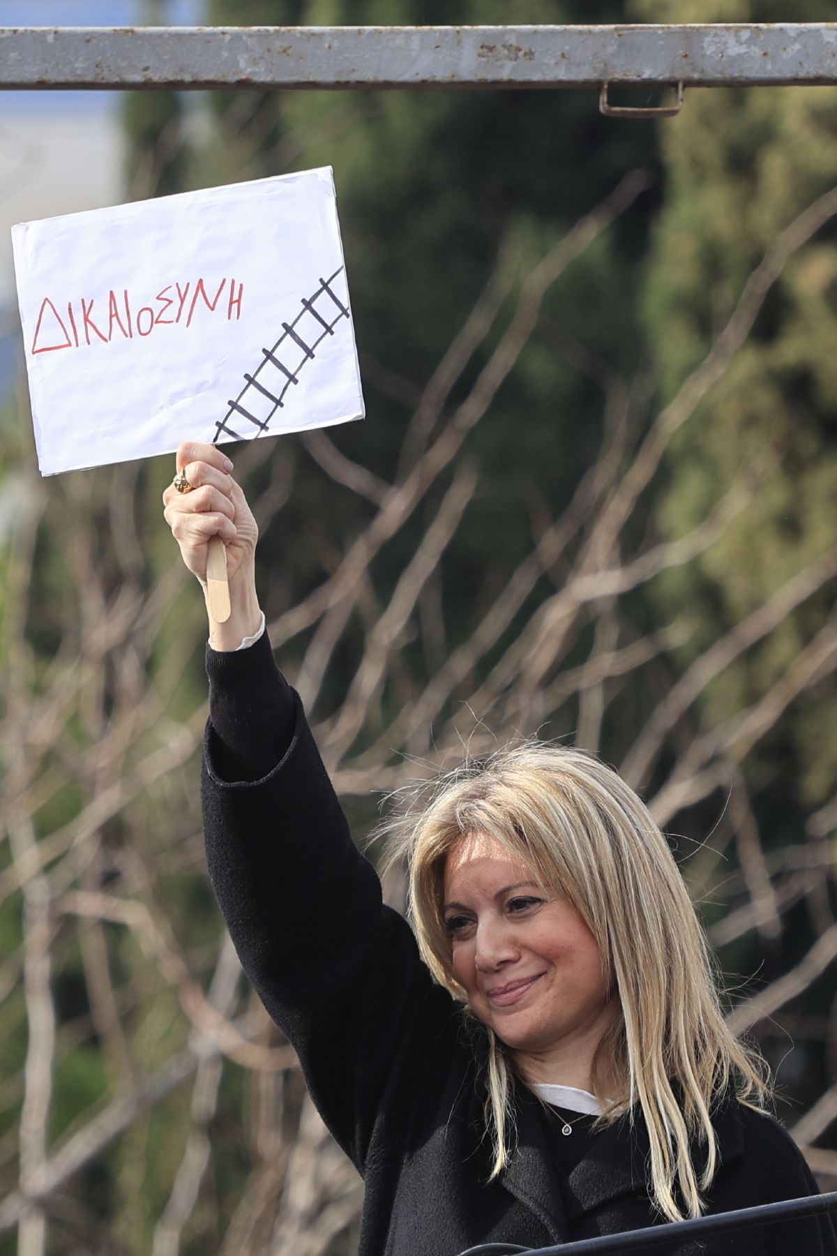 Η Μ. Καρυστιανού κρατάει πανό σε πορεία