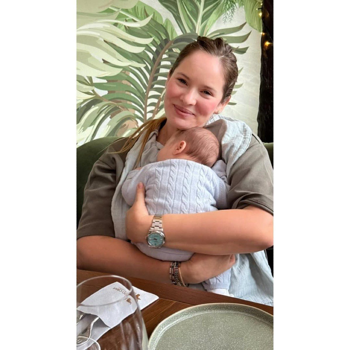 Η Ανίτα Μπραντ με το μωρό της