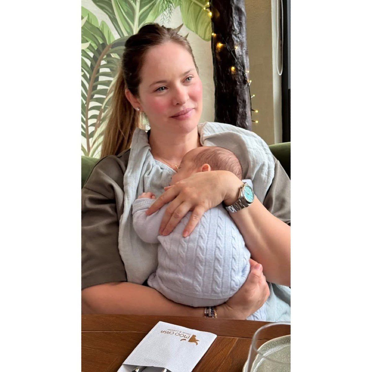 Η Ανίτα Μπραντ με το μωρό της