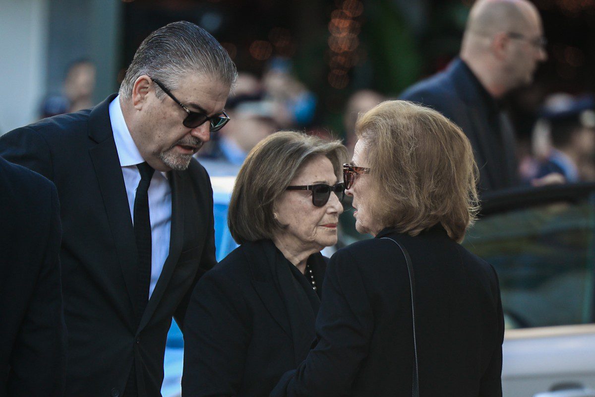 Η Δάφνη Σημίτη στην κηδεία του συζύγου της