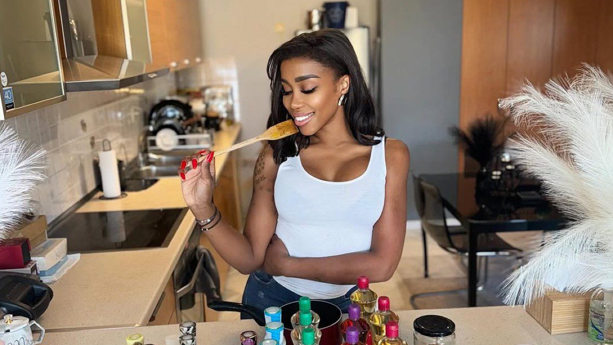 Ελίζαμπεθ Ελέτσι μουσακάς