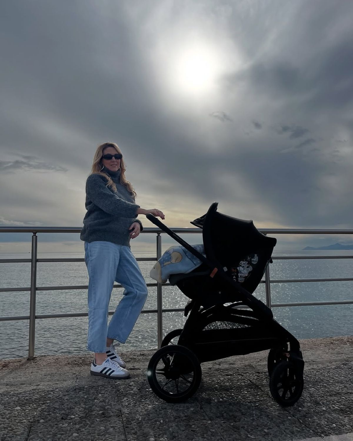 Η Φωτεινή Πετρογιάννη στη θάλασσα με τον γιο της