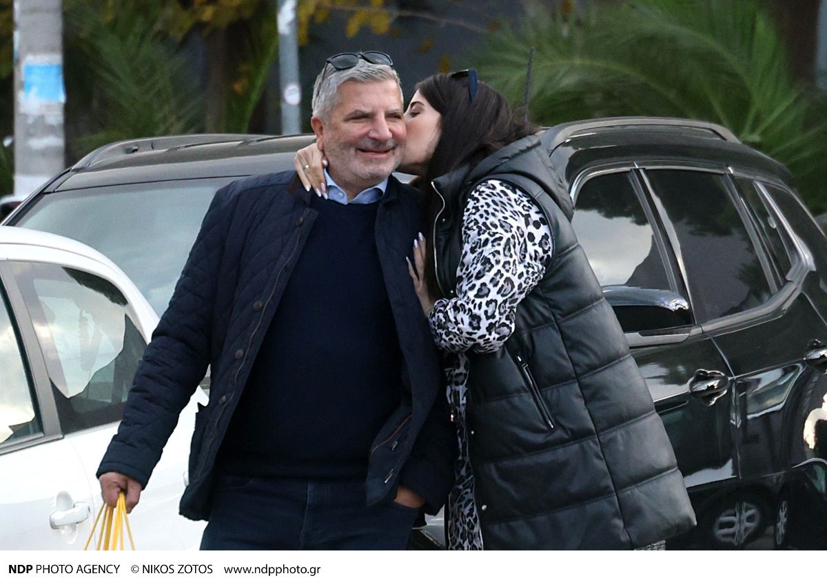 Γιώργος Πατούλης - Νάνσυ Κοιλού: Τα τρυφερά τετ α τετ στον δρόμο - Η βόλτα σε κοσμηματοπωλείο στη Γλυφάδα