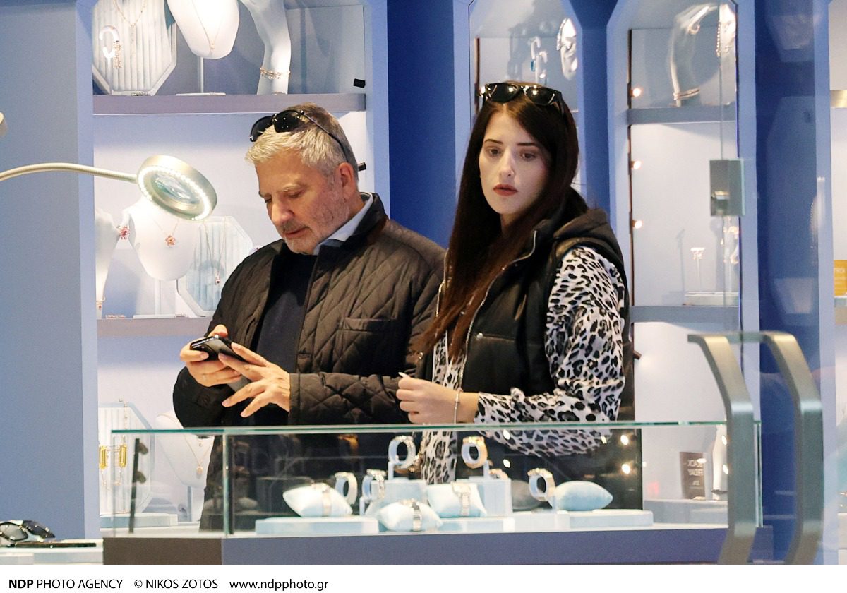 Γιώργος Πατούλης - Νάνσυ Κοιλού: Τα τρυφερά τετ α τετ στον δρόμο - Η βόλτα σε κοσμηματοπωλείο στη Γλυφάδα