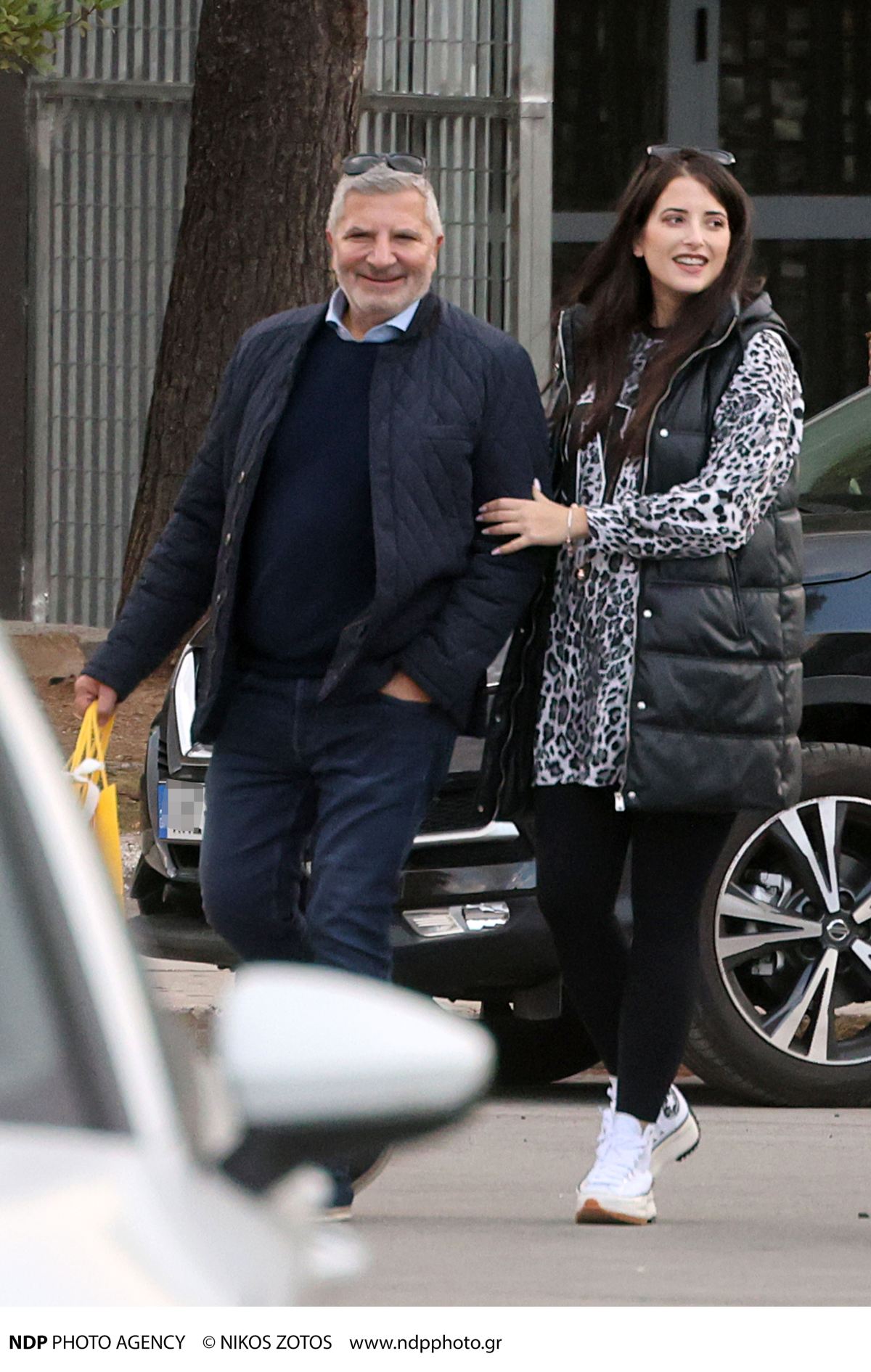 Γιώργος Πατούλης - Νάνσυ Κοιλού: Τα τρυφερά τετ α τετ στον δρόμο - Η βόλτα σε κοσμηματοπωλείο στη Γλυφάδα