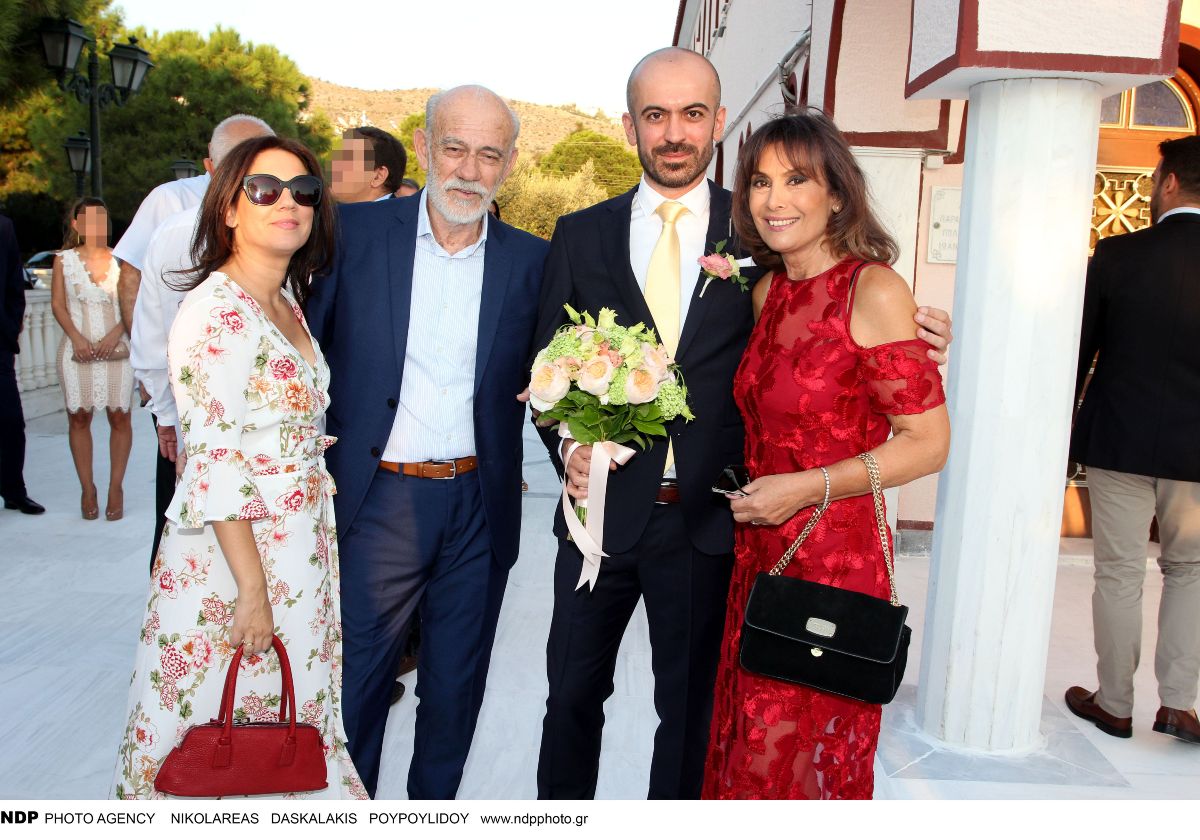 Ο Γιώργος Λιάνης με τη Λιζέτα Νικολάου και τον γιο τους, στον γάμο του