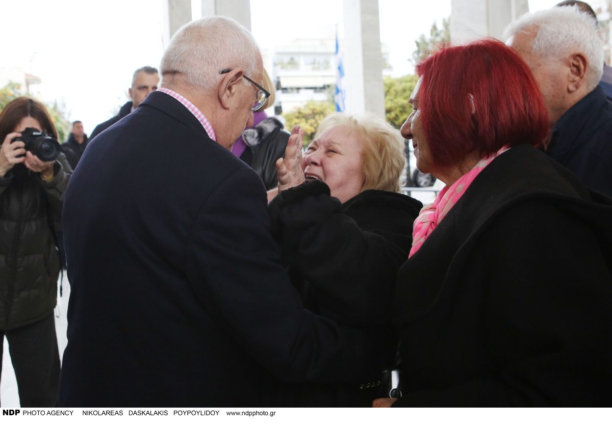 Κηδεία Ιάσονα Τριανταφυλλίδη: Οι πρώτες εικόνες από το νεκροταφείο - Τραγική φιγούρα η μητέρα του