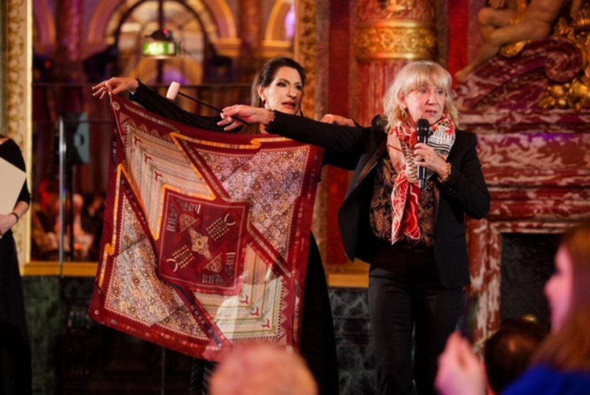 Δημοπρασία μαντιλιού Zeus + Dione