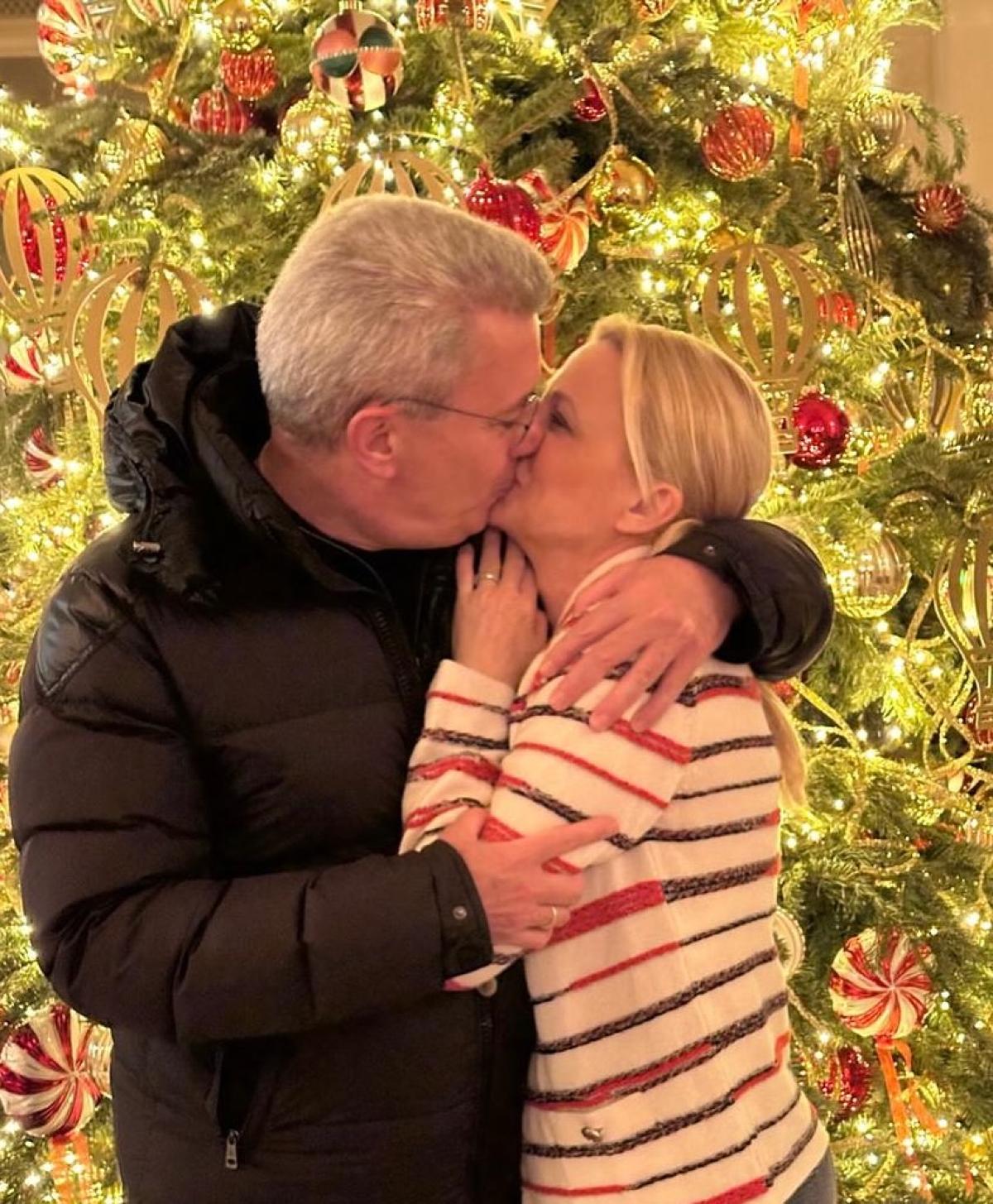 Ο Νίκος Χατζηνικολάου φιλάει παθιασμένα την Κρίστη Τσολακάκη