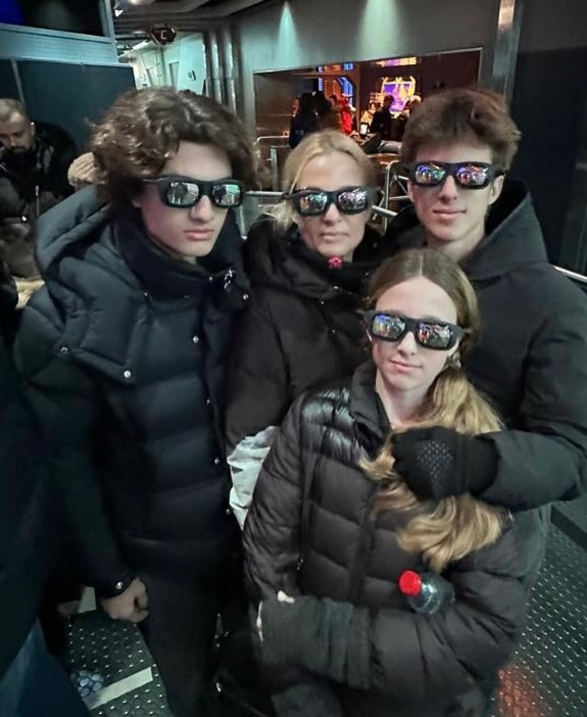 Η Κρίστη Τσολακάκη με τα παιδιά που απέκτησε με τον Νίκο Χατζηνικολάου