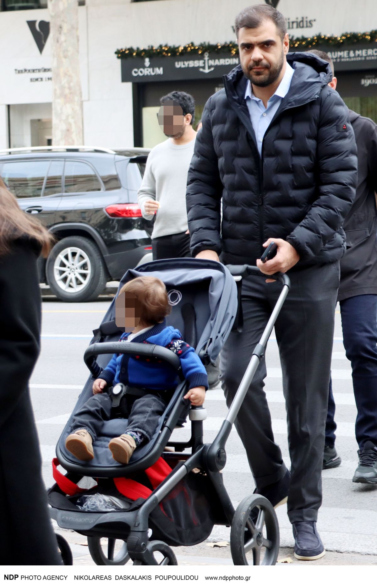 Παύλος Μαρινάκης: Οικογενειακή βόλτα στο κέντρο της πόλης - Ο μικρός Δημήτρης μεγάλωσε