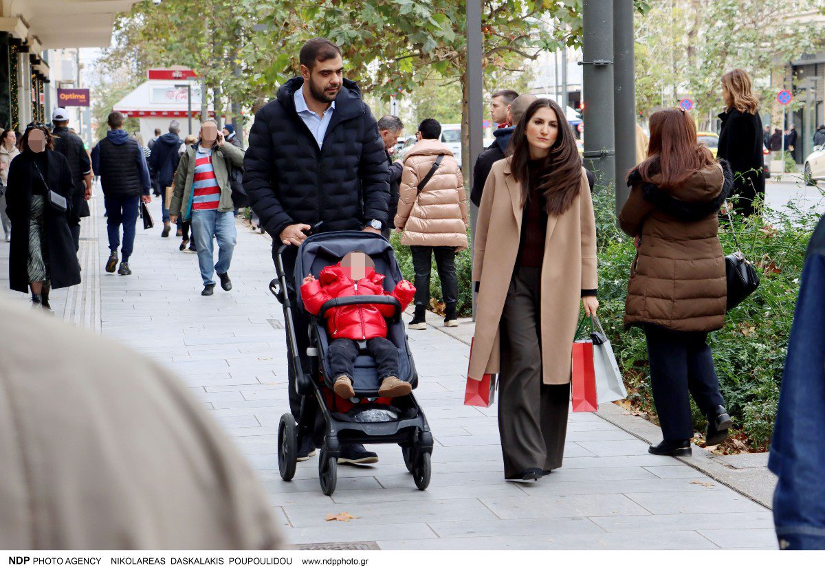 Ο Παύλος Μαρινακης και η σύζυγός του στο κέντρο της αθήνας