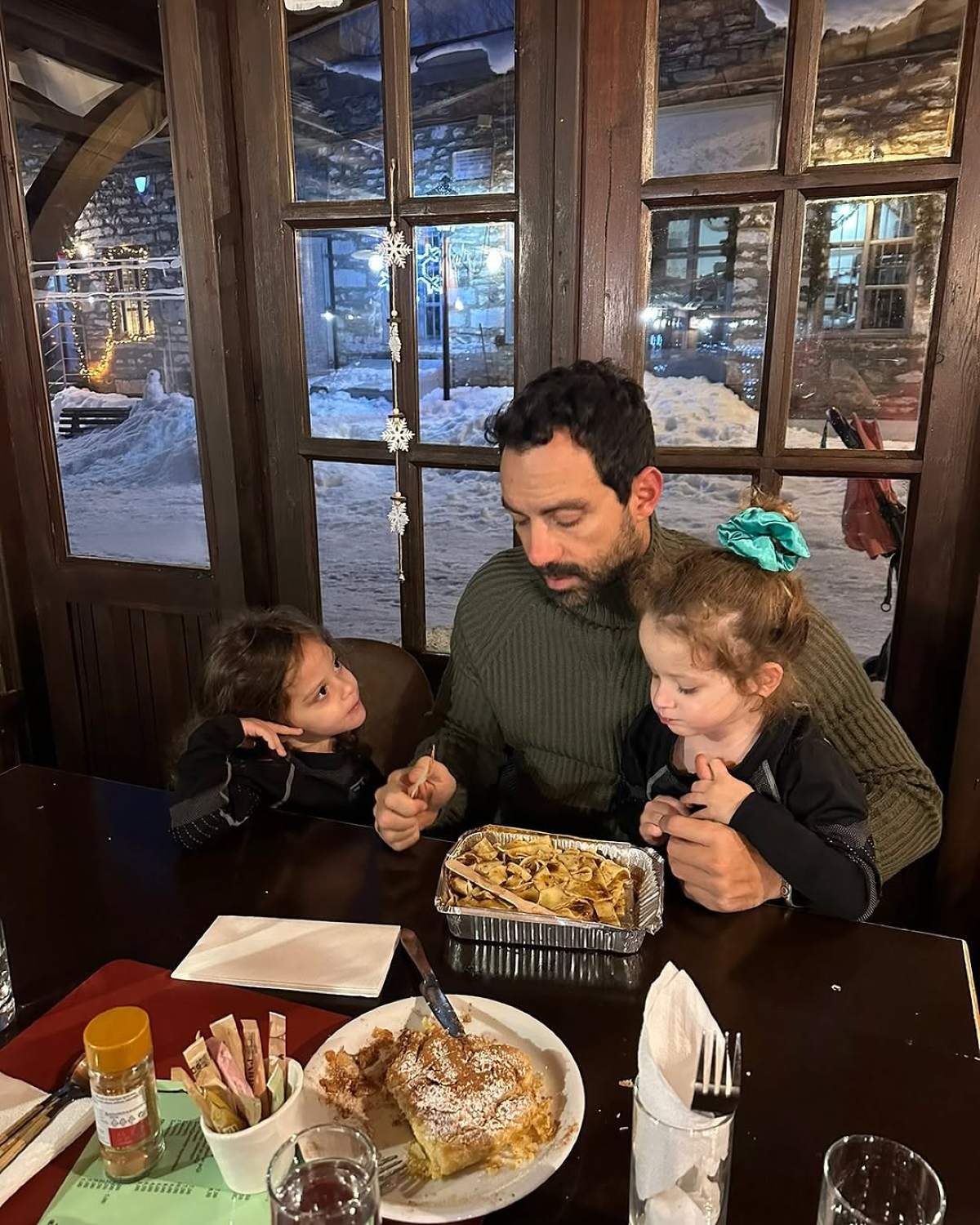 Ο Σάκης Τανιμανίδης με τις κόρες του