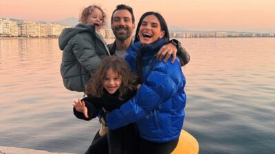 Ο Σάκης Τανιμανίδης με τη Χριστίνα Μπόμπα και τα παιδιά τους