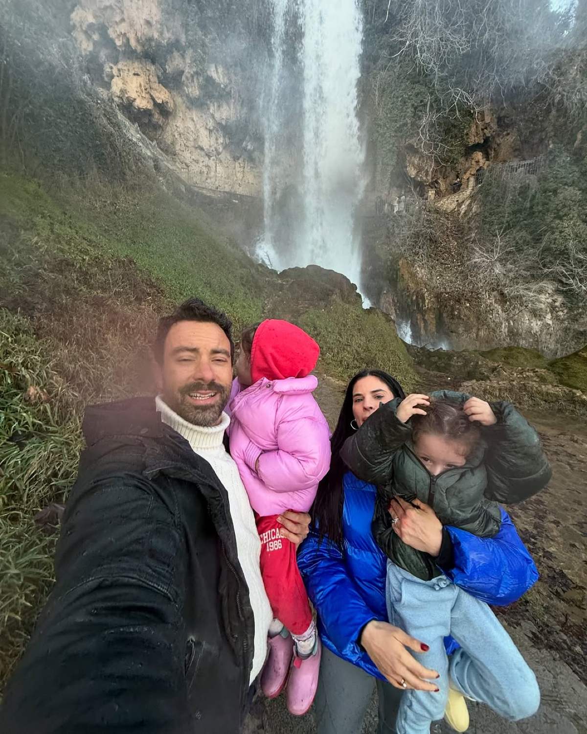 Ο Σάκης Τανιμανίδης και η Χριστίνα Μπόμπα σε roadtrip με τις κόρες τους