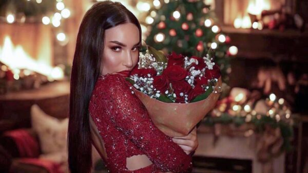 Η Ζέτα Θεοδωροπούλου σε στολισμένο σκηνικό