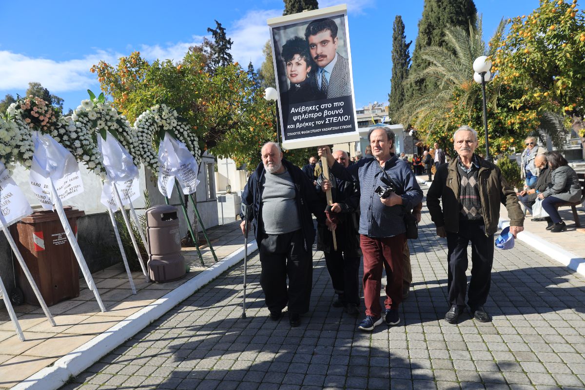 Η αφίσα με τον Στέλιο Καζαντζίδη στην κηδεία της Καίτης Γκ΄ρευ