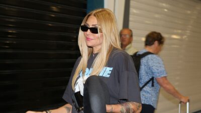 Η Αγγελική Ηλιάδη με γυαλιά ηλίου στο πρόσωπο